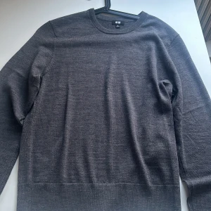 Grå stickad tröja - Säljer en grå stickad tröja från uniqlo. Aldrig använd och storlek CS, köpt för 499, säljs för 250. Inga fläckar osv, bra skick.