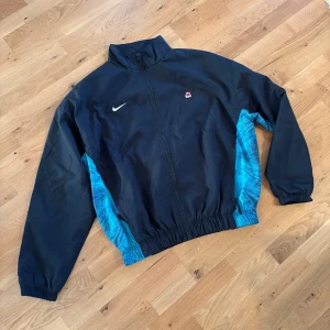 Nike Skepta TN/DN trackjacket Stl L - Nästan helt ny TN skepta nike jacka i storlek L, passa på att köp till byxorna också innan de säljs!