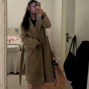 Beige kappa  - Säljer min fina kappa ifrån Gina Tricot då den ej kommer till användning❤️ 