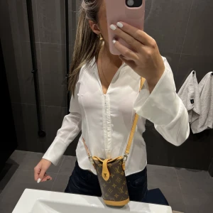 Zara blus  - Denhär är URsnygg men TYVÄR får jag ingen användning av den !! Aldirg använd🌟