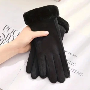 Svarta Vinterhandskar med pälsdetalj - Säljer ett par eleganta svarta Vinterhandskar med mjuk pälsdetalj vid handleden. Perfekta för vintern och håller dig varm och stilren. De är i nyskick och passar bra för både vardag och fest. Märket är diskret markerat på handleden.