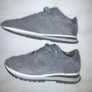Phillipe model trainers - Jag säljer dessa phillipe model trainers som typ är helt nya och knappt använda. Dem är köpta från farfetch för 4000kr. Om ni vill diskutera pris så är det bara att skriva!