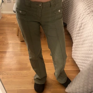 Gröna hm byxor  - Olive gröna byxor från hm. Använda endast några få gånger, i väldigt bra skick 