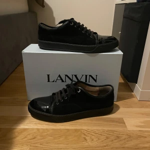 Lanvin Cap Toe svart - Lanvins köpta på care of carl box medföljer samt dustbag och extrasnören  Fint skick inga hål eller defekter
