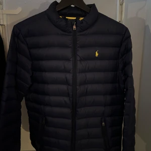 Ralph Lauren - Ralph Lauren Reversible Quilted Jacket. Storlek 170 (barn). Använd men inga defekter. Skriv för fler bilder.