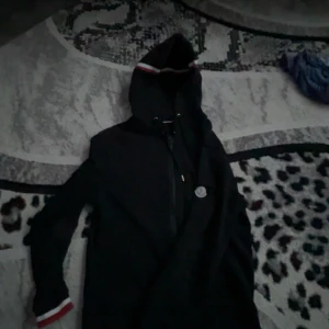 Moncler zip hoodie - En varm svart moncler kofta/zip hoodie, pris kan diskuteras!!!