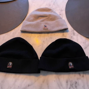 PARAJUMPER MÖSSOR - 2st svarta och 1 grå sköna one size mössor 10/10 skick tänker mig 350 för en mössa och alltihop 800