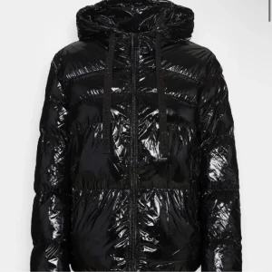 Vinter jacka  - Skit snygg vinter jacka. Slutsåld från guess. Nypris 3000 kr 💕