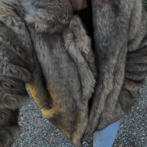 Brun pälsjacka från Twist & Tango - Säljer en supermysig brun pälsjacka från Twist & Tango i storlek 34. Perfekt för kalla höst- och vinterdagar. Jackan har en fluffig krage och långa ärmar, vilket gör den både stilren och varm. Passar perfekt till både vardag och fest!