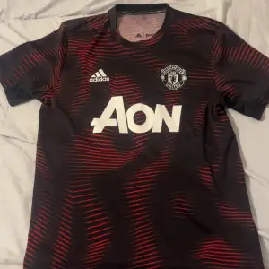 Säljer denna träningströja från Manchester United då jag inte använder den längre. Används ett fåtal gånger. Storlek M men sitter lika bra om man har L.