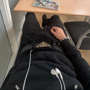 Svart bälte från Prada - Säljer ett snyggt svart bälte från Prada. Perfekt för att ge en lyxig touch till vilken outfit som helst. Bältet är i nyskick och passar både till vardag och fest. Ett måste för modeälskare! 🖤