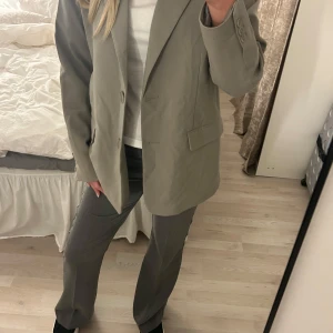 Kavaj från NA-KD - Kavaj som är väldigt stilren och snygg, men som tyvärr inte kommer till användning. I väldigt gott skick☺️