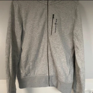 Sail racing Hoodie  - Sail racing Hoodie i mycket bra skick. Storlek m men passar även s, Passar både tjejer och killar!