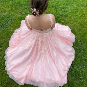 Bälklänning - Köpt från Dream Design för ca 8500  säljer med underkjolen är 160cm Storlek 34 med passar 34-38  Skriv för fler bilder! 