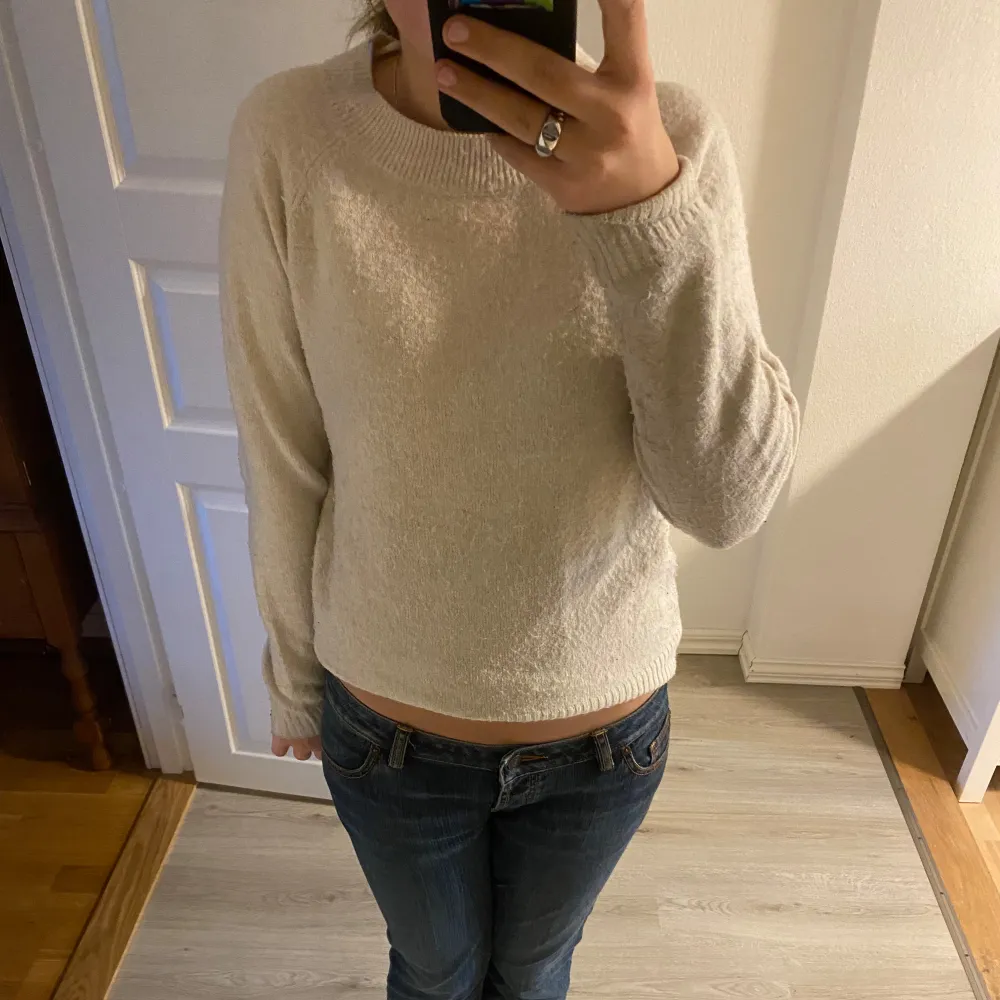 beige stickad tröja från vero moda. Tröjan är ganska nopprig därav priset. Jag tycker inte det är så farligt och går nog att få bort med sån maskin. Nypris250kr☺️jag har en liknande kortärmad som också är till salu. Om ni vill köpa båda kostar de 80kr. Stickat.