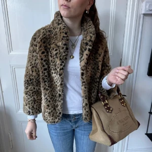 leopard jacka - leopard jacka i päls strl S inga fläckar eller så💕 bara ett hål i fickan som man inte märker av alls när man bär den, var så när jag köpte den här på plick