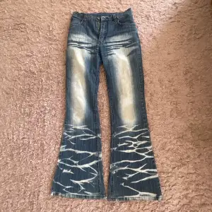 Snygga unika jeans som är så coola!!  Står ingen storlek men passar typ XS (jag har w26-27 ungefär men de är även stretchiga)😇 Skriv vid frågor eller för fler bilder! Kan diskutera pris🙏🏼