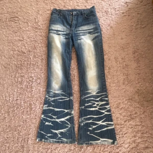 Unika och coola lågmidjade jeans! - Snygga unika jeans som är så coola!!  Står ingen storlek men passar typ XS (jag har w26-27 ungefär men de är även stretchiga)😇 Skriv vid frågor eller för fler bilder! Kan diskutera pris🙏🏼