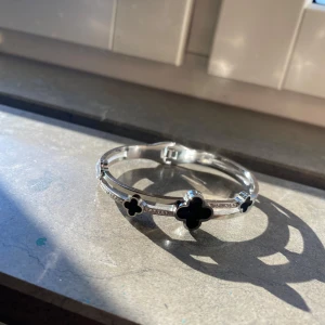 Van Cleef armband - Ett Van Cleef liknande armband med snygga stenar runt om.  Stainless Steel/ Rostfritt stål  