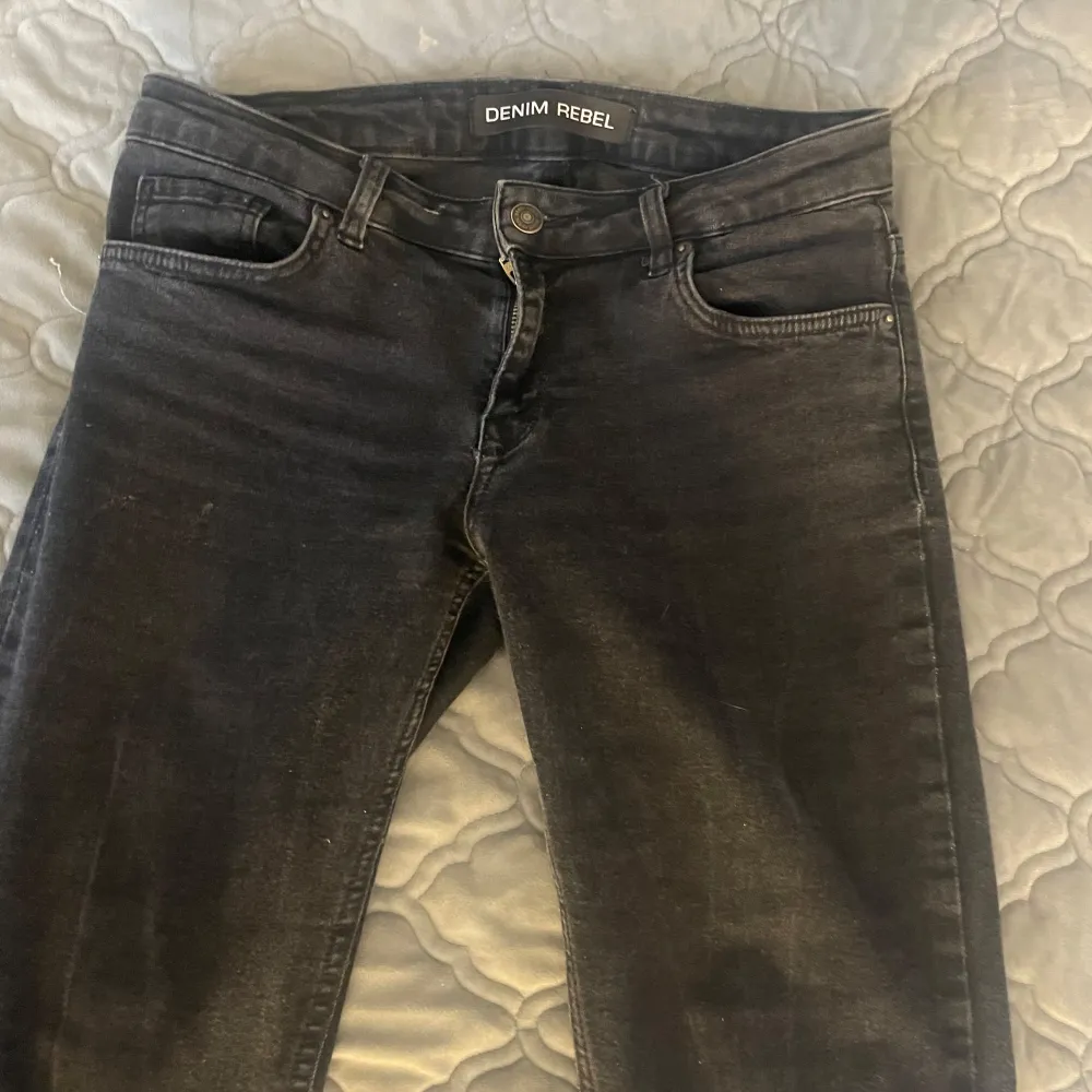 Säljer dessa snygga jeans från Denim Rebel, köpta här på Plick, storlek står ej men skulle gissa på 34, köpte för 450, jag säljer de för 300. Jeans & Byxor.