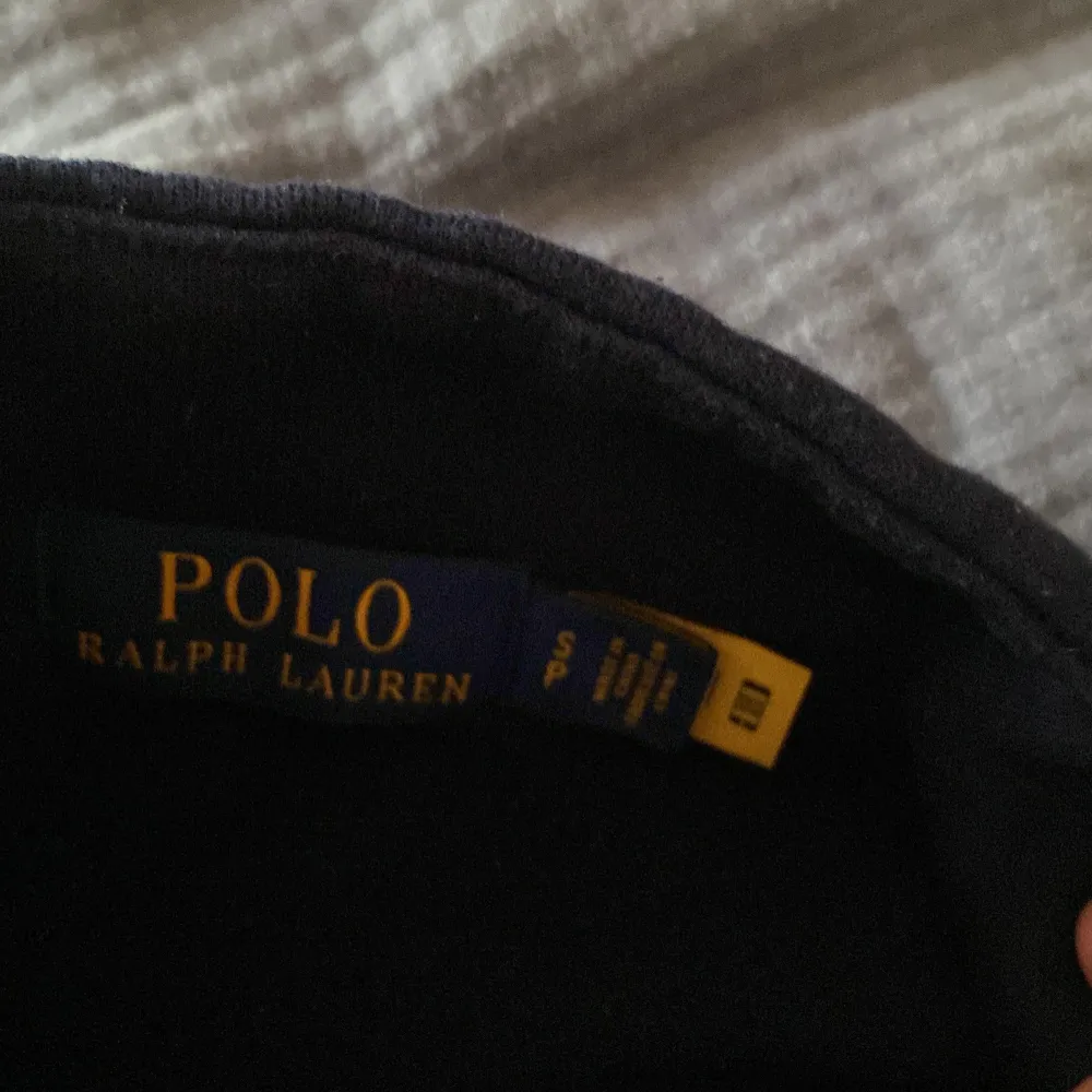 Tjenare! Säljer en riktigt snygg Ralph lauren half zip som är lite tjockare vilket är bra nu på hösten och inför vintern. . Tröjor & Koftor.