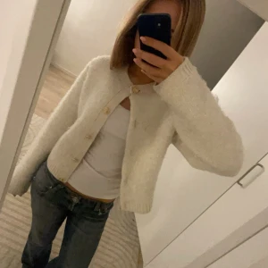 Stickad kofta🤍 - Jättefin och mysig kofta från h&m❤️ Säljer då den inte kmr till användning❤️