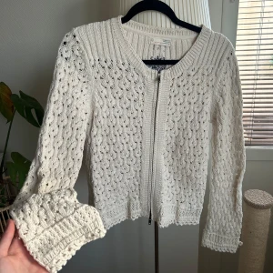 Odd Molly kofta vintage  - Beige/ creme kofta från Odd Molly med dragkedja. Så gullig och passar till allt 🤍 Står ingen storlek men uppskattas till S/M (36/38) Med fina broderier. Som ny!   Nypris ≈ 1999kr Mitt pris: 700kr