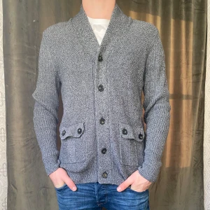 Cardigan - Tja! Säljer denna stilrena cardigan till sjukt bra pris! Vid minsta fråga eller fundering hör av er 🤝