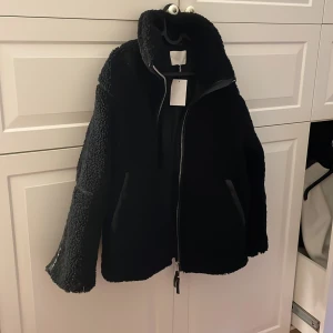 Teddy jacka - Svin snygg och skön ny teddyjacka i svart. Inte helt min stil +att jag har en i beige så därav säljer jag. Svin snygg