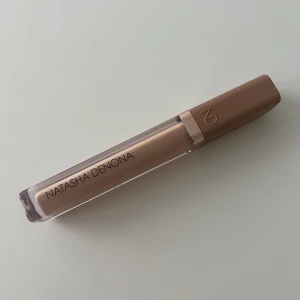 Natasha Denona concealer - Säljer min Natasha Denona concealer. Endast prövat en gång. Säljer eftersom färgen inte var rätt för mig och kommer därför inte komma till användning. Ordinarie pris 459kr