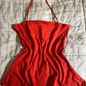 röd halterneck topp - Sydd själv! Ganska bra skick, finns lite trådar men det går att klippa. Dubbeltyg vid bysten