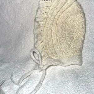 Stickad babymössa med volang  - Säljer babymössa/hatt som jag stickat själv! (Skicka meddelande om du önskar samma eller likadan men i andra färger, +storlek)