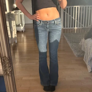 Lågmidjade jeans  - Vintage från Pepe! W27/L32, har lite stretch så formar riktigt bra! Snyggt tryck på fickorna 🌟 Iprincip ny skick!