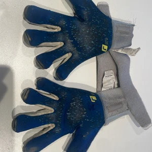 Målvakts handskar  - Inte så jätte bra sik men kan användas som tränings handske och har skydd på ringrarna 
