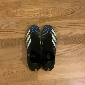 Fotboll skor- Adidas predator - Säljer fotbolls skor  Har använts i 3 veckor  Pris kan diskuteras 