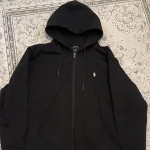 Polo Ralph lauren zip hoodie i super bra skick. Har använt den ett par gånger men gillar inte hur den passar mig längre. Storlek M. Hör av er om ni är intresserad😊