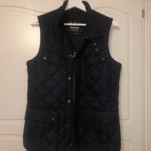 Barbour väst - Säljer denna fräscha Barbour väst. Nypris 2000kr, mitt pris endast 550kr. Använd bara någon enstaka gång 9/10 skick.