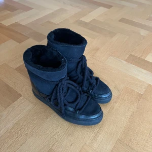 Inuikii med klack  - Säljer mina supersnygga inukis med klacka. I bra skick men som man ser på sista bilden så har det gått upp lite på sulan men inget som man märker av!💓