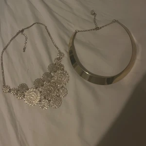 Guldiga halsband  - 2st guldiga halsband. Kommer inte riktigt ihåg märke men kan vara BikBok eller Gina. 