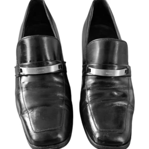 Bally loafers med klack st 36 - Ett par svarta läderstövlar från det schweiziska lyxmärket Bally. Skorna skulle ha kostat runt 400-500 $ nya. De är lite skrynkliga, som det ofta blir med begagnat läder, men i övrigt är de i mycket bra skick.