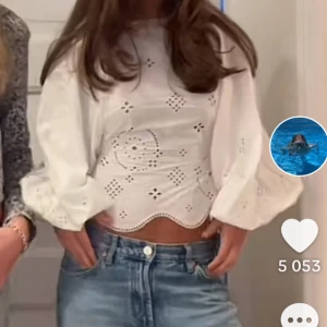 Ganni bluss - Såå fin blus från ganni som tyvärr är lite liten, undrar om någon vill byta denna i S till en likadan fast i M❤️ säljer endast vid bra bud!! Nypris tror jag är runt 3500 inte helt säker! Lånad bild❣️