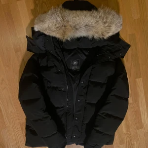 Canada Goose Wyndham Parka - Black label storlek L med äkta päls.