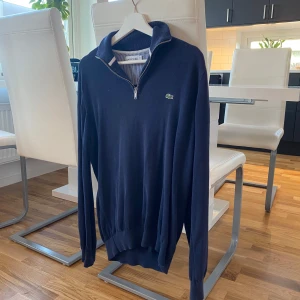 Lacoste half-zip - Hej! Säljer nu min Lacoste half-zip pga att den aldrig används. Den är stilren och fungerar perfekt över en skjorta eller en helt vanlig T-shirt. Vid frågor är det bara att kontakta mig!