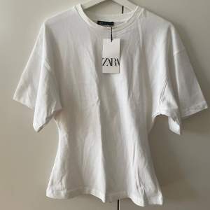 Figursydd t-shirt med dragkedja i bak, från Zara. Storlek S, aldrig använd.