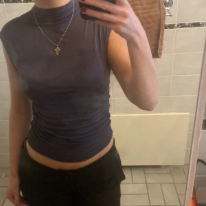 Fin grå topp - Jag säljar dena fina topp från Gina Tricot eftersom den inte kommer till användning. Använd 1 gång så mycket bra skick!
