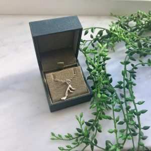 Maria Nilsdotter hals band  - Super fint hals band ifrån Maria Nilsdotter . Bra skick och kedjan är 45 cm. Köptes för 1400