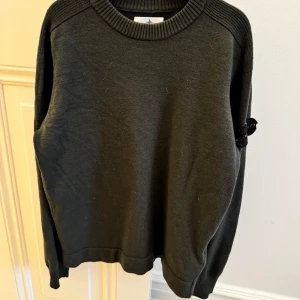 Stone Island junior - Mörkgrön stickad tröja i ull