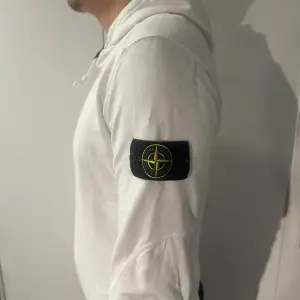 Säljer denna hoodie från Stone Island, storlek S. Väl omhändertagen och sparsamt använd. Säljes för att den har använts för lite och pga garderobsrensning. 