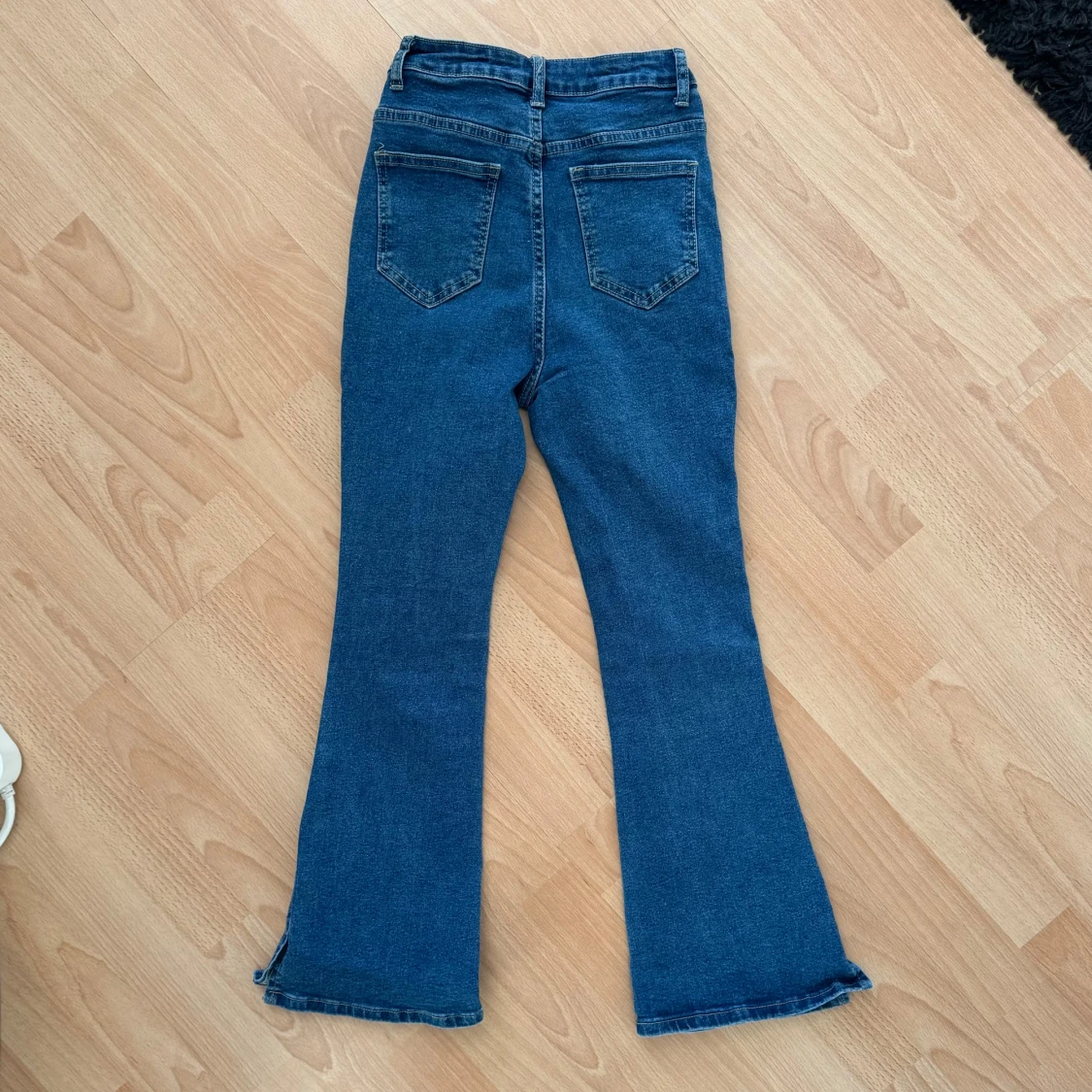 Blå bootcut jeans m slits - 92