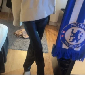 Skinnbyxor - Storlek 34, köpta i februari. Har en liten defekt på ena benet (skriv för bild. 